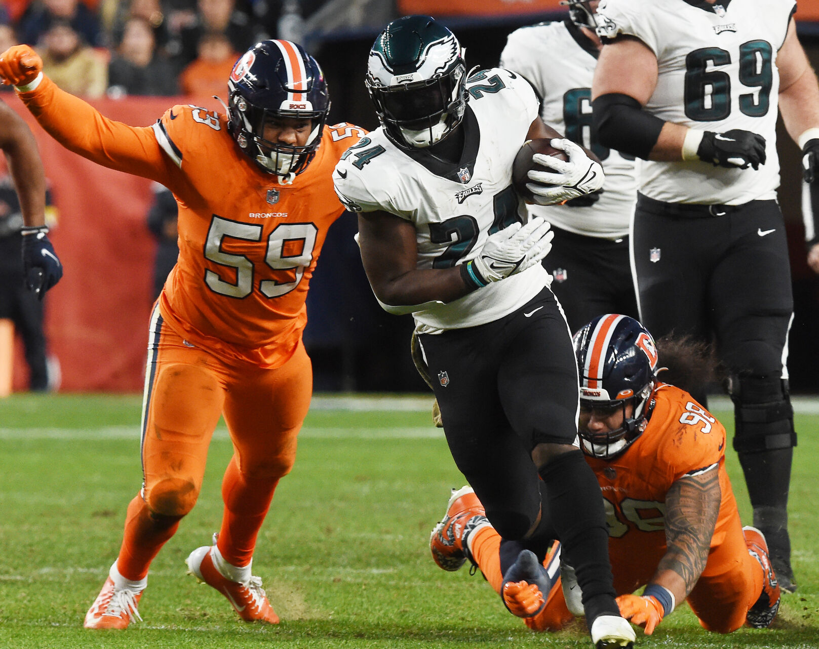 111521k-s-broncos-eagles 12.JPG
